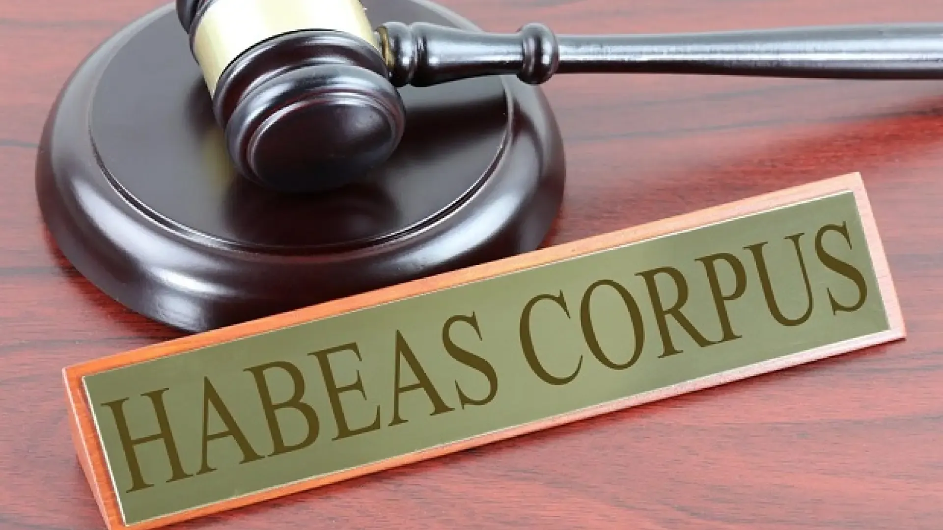 Abogado penalista activando procedimiento de habeas corpus en juzgado de guardia de Valencia