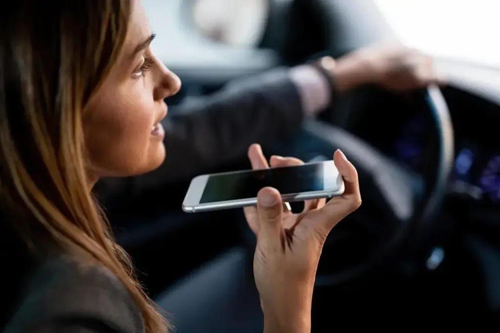 Estafa telefónica con voz clonada por inteligencia artificial: móvil mostrando SMS fraudulento junto a onda de voz sintética