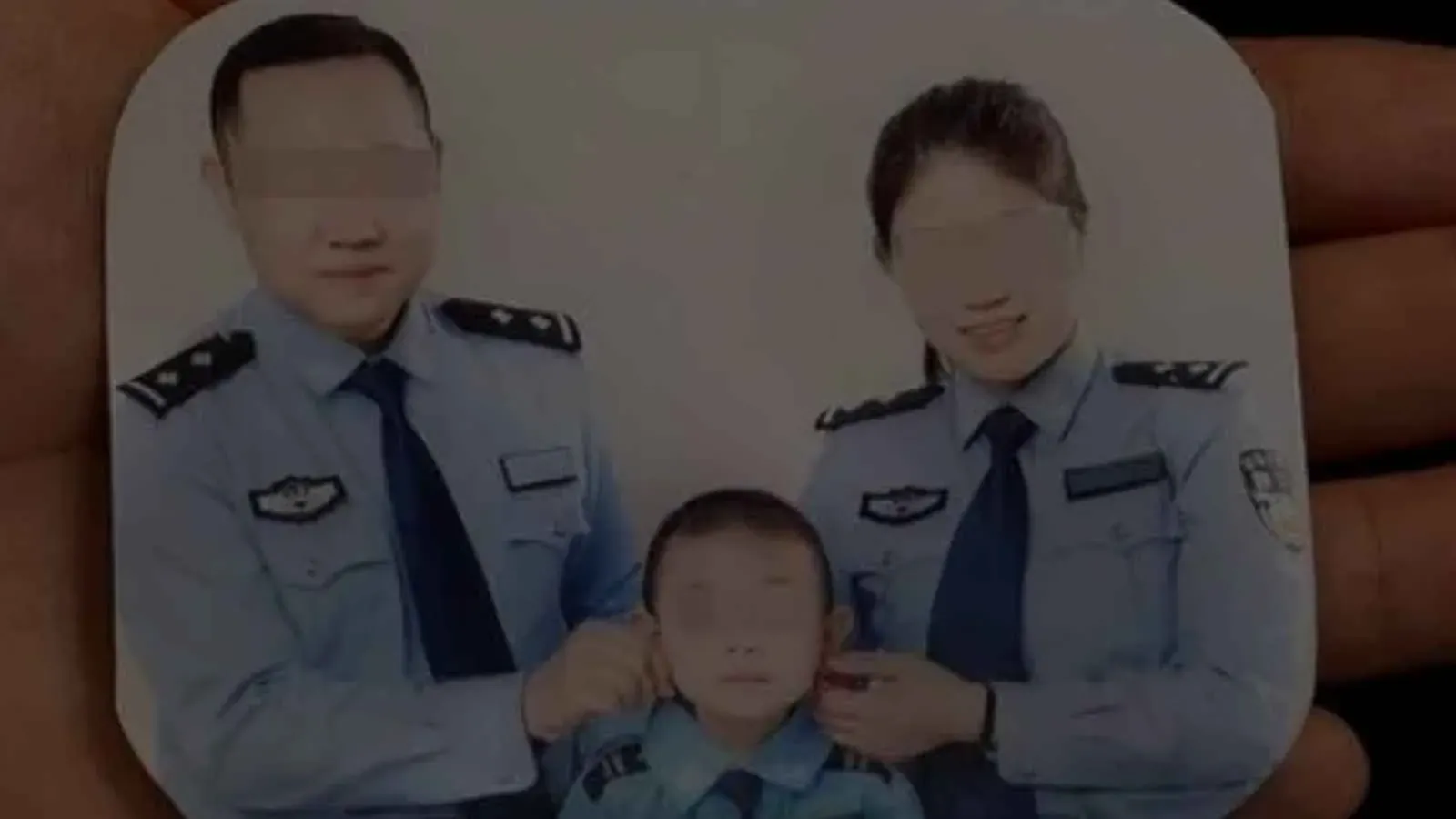 Fotografía familiar de los dos investigados de la Operación Karasu junto a su hijo, con los rostros pixelados