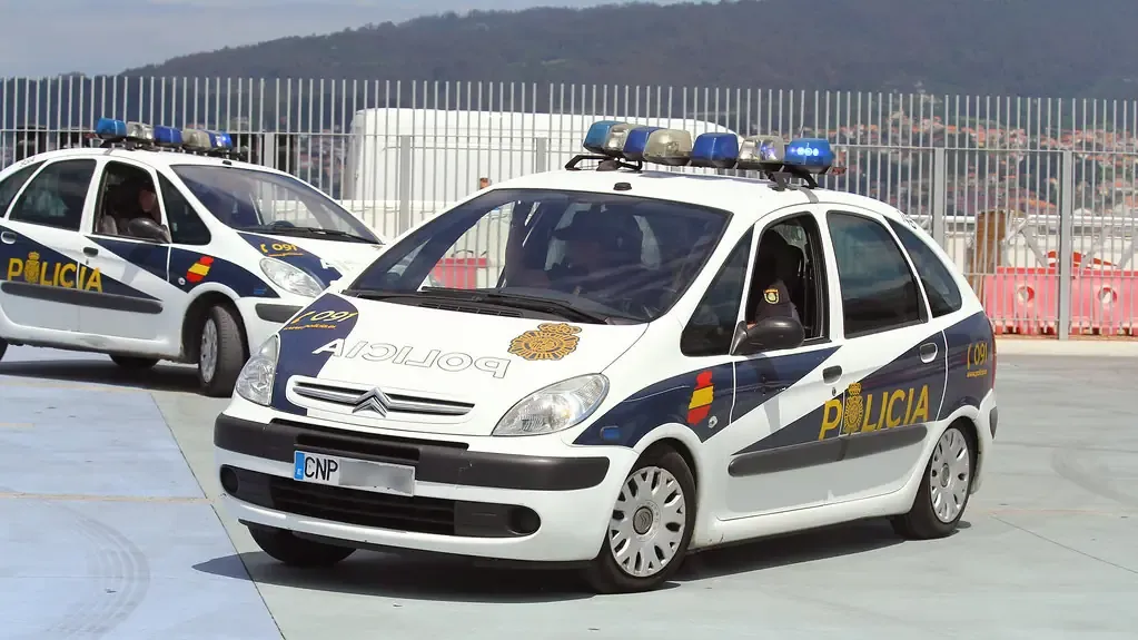 Persona atendiendo una llamada telefónica con gesto de preocupación