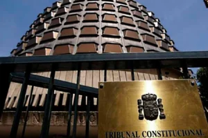 Fachada del Tribunal Constitucional de España donde se dictó la STC 15/2026 sobre acceso a pruebas en prisión provisional con causa secreta